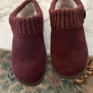 Clarks Burgundy Slippers/Booties with Soft Lining size 7 BB:297